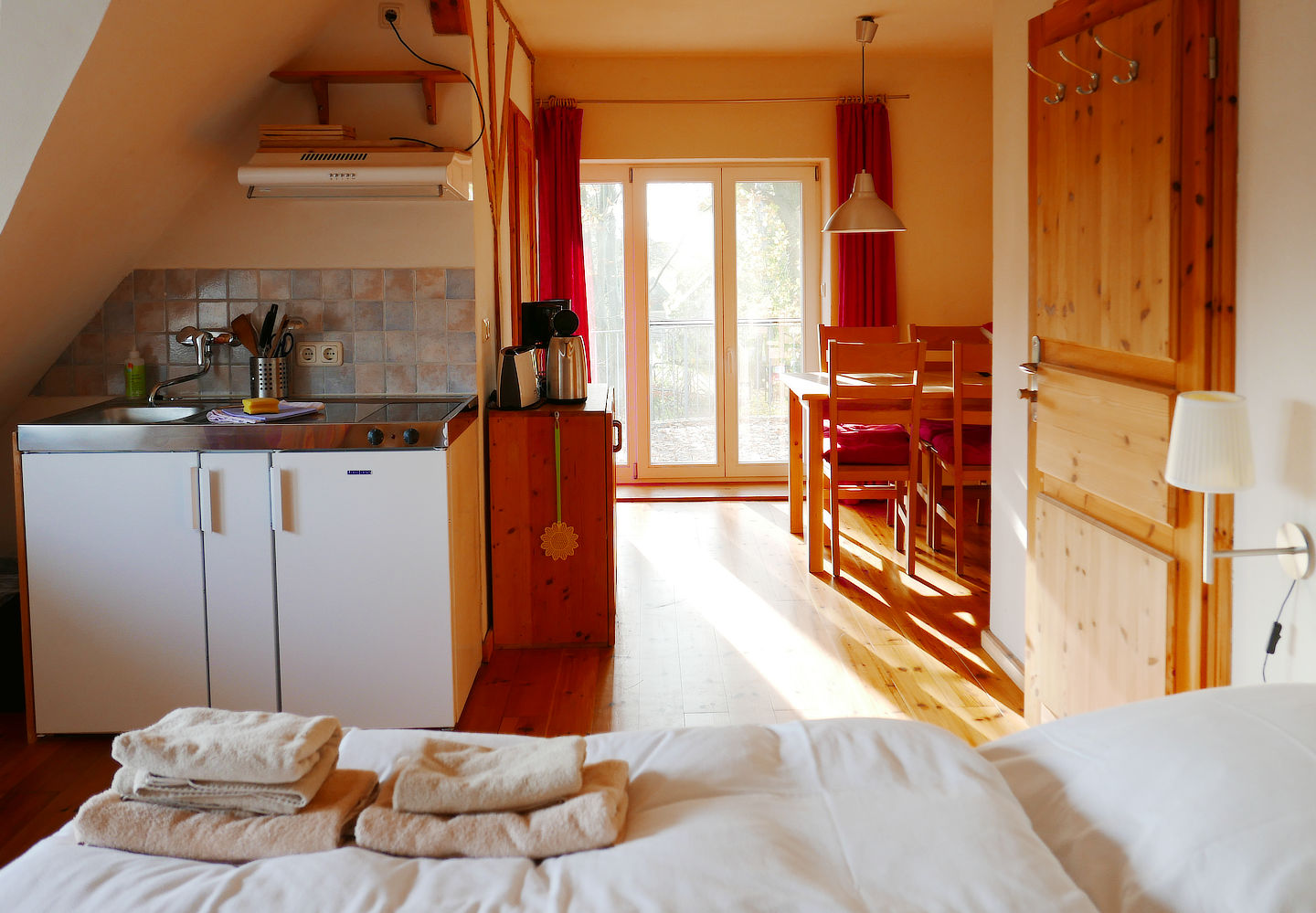 Sonnendurchströmtes 1‑Zimmer Apartment AW 3 mit Doppelbett, Kochnische, Essbereich und Terrasse.