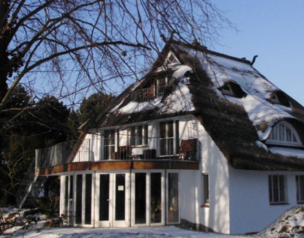 Haus der Alte Weberei Ahrenshoop im Schnee.